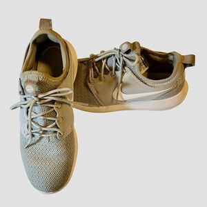Nike Women’s Roshe Two Gray/White Running Shoes. Size 8.5